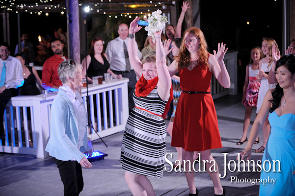 Best Lakeside wedding at Paradise Cove in Orlando, Florida - Wedding photographer - Sandra Johnson (SJFoto.com)